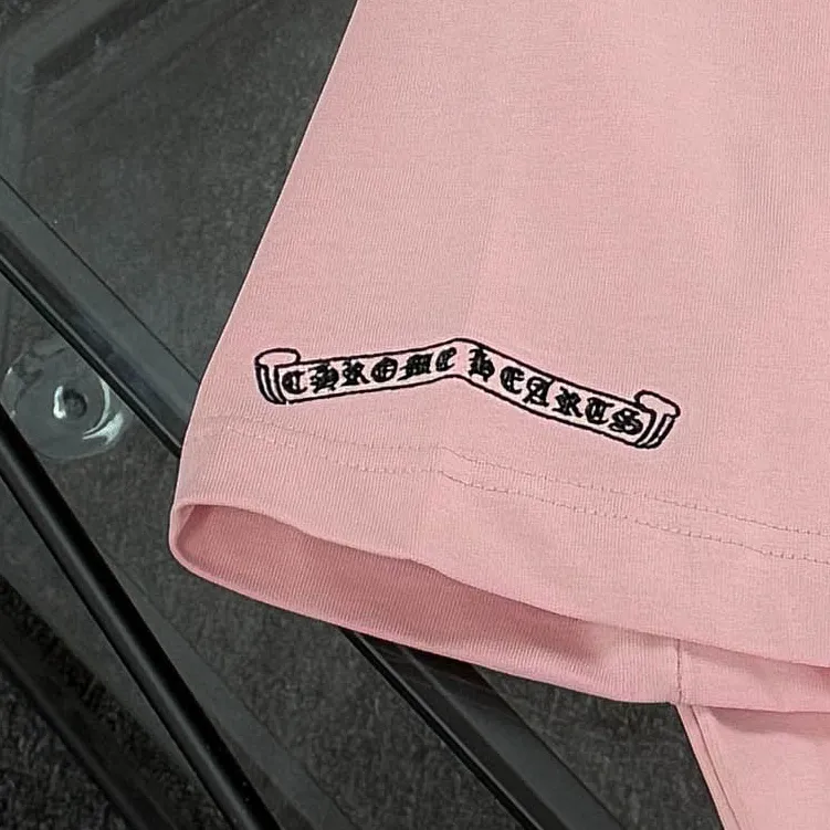 P180 Chrome Hearts Chrome Hearts 25 high version. The fabric is made of 300g high-density pure cotton. It does not deform or shrink. It has three labels. It is the same style for men and women. Technology: patch embroidery + original development hardware. Color: white, black, pink. SIZE: S-XL